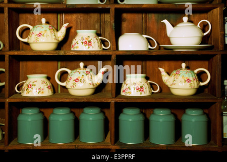 Théière et tasses sur plateau en bois avec motif floral fleur afficher. Banque D'Images