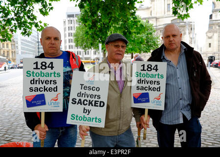 Londres, Royaume-Uni. 27 Juin, 2014. Plus de 20 ex-pilotes ont voyagé de Yorkshire pour protester contre l'extérieur de l'aga de Tesco à Londres contre le licenciement abusif Crédit : Rachel Megawhat/Alamy Live News Banque D'Images