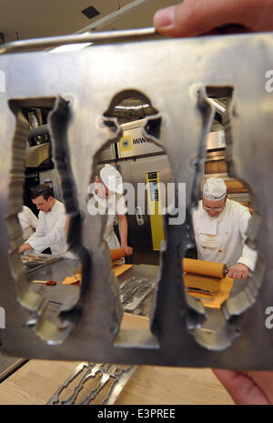 Dresde, Allemagne. 27 Juin, 2014. Les boulangers Saxe rend les derniers 500 cookies pour "tela" - un monument fait de 18 000 soldats dans les cookies des formulaires par artiste néo-zélandais Kingsley Baird à l'Académie des boulangers allemands Saxe à Dresde, Allemagne, 27 juin 2014. Baird présentera la pièce dans le cadre des 100 ans de la Première Guerre mondiale cérémonie le 12 juillet 2014 au Musée d'histoire militaire de l'armée allemande à Dresde. Photo : MATTHIAS HIEKEL/dpa/Alamy Live News Banque D'Images