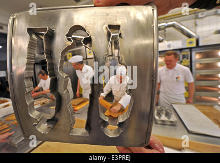 Dresde, Allemagne. 27 Juin, 2014. Les boulangers Saxe rend les derniers 500 cookies pour "tela" - un monument fait de 18 000 soldats dans les cookies des formulaires par artiste néo-zélandais Kingsley Baird à l'Académie des boulangers allemands Saxe à Dresde, Allemagne, 27 juin 2014. Baird présentera la pièce dans le cadre des 100 ans de la Première Guerre mondiale cérémonie le 12 juillet 2014 au Musée d'histoire militaire de l'armée allemande à Dresde. Photo : MATTHIAS HIEKEL/dpa/Alamy Live News Banque D'Images