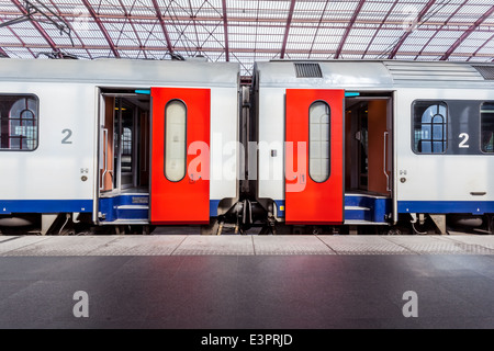 Dans la gare d'attendre un train avec des portes ouvertes Banque D'Images