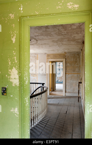 Vue à travers la porte verte avec de la peinture de travaux à l'atterrissage à vide à condition similaire Banque D'Images