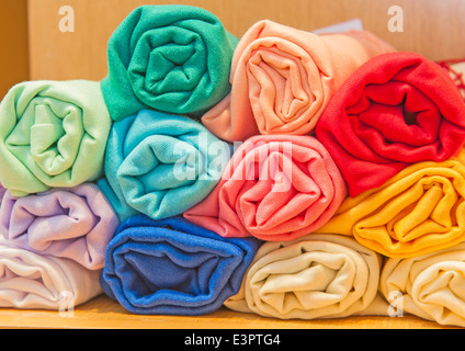 Pile de rolled up womens summer mode foulards de tête sur l'étagère de magasin de détail Banque D'Images