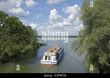 Bateau d'excursion, Grosser Lychensee (Grand Lac), Lychen Templin, Uckermark, Brandenburg, Allemagne Banque D'Images