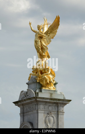 Pinacle de Queen Victoria Memorial devant le palais de Buckingham, Londres Banque D'Images