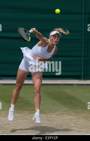 Londres, Royaume-Uni. 27 Juin, 2014. Tennis de Wimbledon Caroline Wozniacki du Danemark en action contre Ana Konjuh de Croatie pendant cinq jours en simple féminin troisième tour match à la Tennis de Wimbledon à l'All England Lawn Tennis Club à Londres, Royaume-Uni : Action Crédit Plus Sport/Alamy Live News Banque D'Images