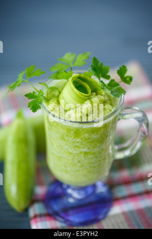 Purée de courge dans un verre sur une table en bois Banque D'Images