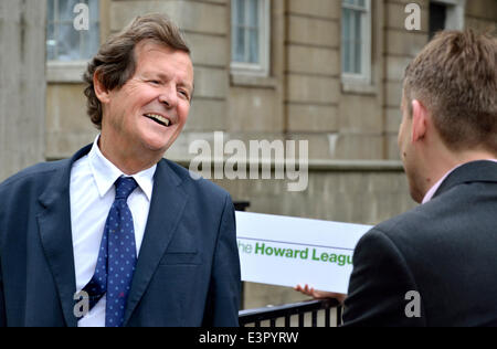 L'auteur et dramaturge Sir David Hare: Des membres de la Howard League for prison Reform et des auteurs éminents se réunissent à Whitehall pour présenter une pétition au 10 Downing Street demandant l'abrogation de l'interdiction de poster des livres dans les prisons. - Londres, Royaume-Uni. 27 juin 2014. Banque D'Images