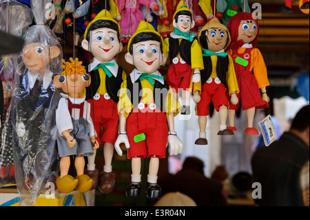 Les petites marionnettes aux couleurs vives en vente à Prague, République tchèque. Banque D'Images