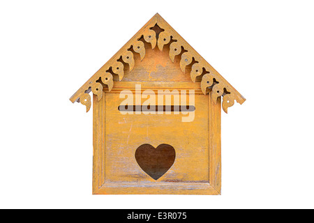 Ancienne boîte aux lettres en bois isolé sur blanc avec clipping path Banque D'Images
