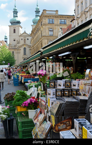 Une variété de souvenirs en vente dans le marché de rue de Havel, Prague, République tchèque. Banque D'Images