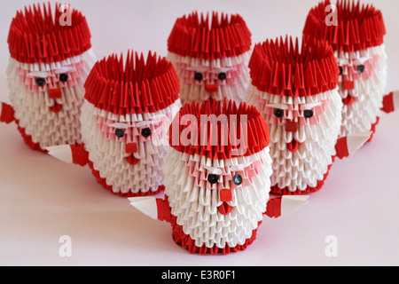 Lignes de l'origami Santa Claus Père décorations de Noël sur fond blanc Banque D'Images