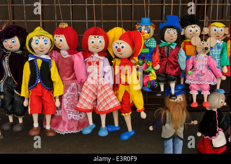 Les petites marionnettes aux couleurs vives en vente à Prague, République tchèque. Banque D'Images