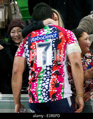 Melbourne, Victoria, Australie, Australie. 27 Juin, 2014. COLBY FAINGAA des rebelles embrasse sa petite amie de Melbourne, pendant le match entre Melbourne 17 rebelles et QLD Reds durant la saison 2014 de Super Rugby Australien à l'AAMI Park. Crédit : Tom Griffiths/ZUMA/ZUMAPRESS.com/Alamy fil Live News Banque D'Images