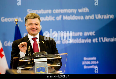 (140627) -- Bruxelles, le 27 juin 2014 (Xinhua) -- le président ukrainien Porochenko prend la parole lors de la cérémonie de signature, à Bruxelles, Belgique, le 27 juin 2014. L'Union européenne (UE) ont signé les accords d'association avec l'Ukraine, la Géorgie et la Moldavie le vendredi avec le but d'approfondir les liens politiques et économiques avec les trois républiques de l'ex-Union soviétique(Xinhua/le Conseil de l'Union européenne) (lyi) *AUCUN USAGE COMMERCIAL* Banque D'Images