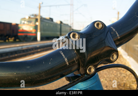 Vélo guidon et un train Banque D'Images