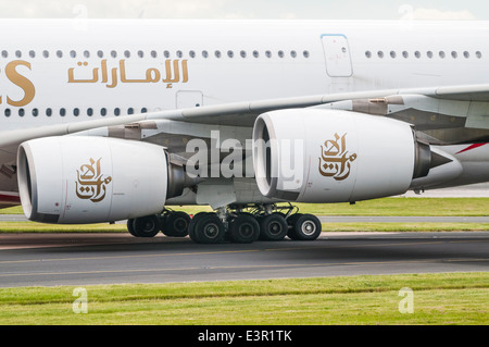 Vue latérale d'un Emirates Airbus A380 aile avions et moteurs d'atterrissage Banque D'Images