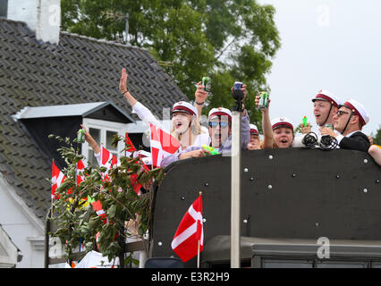 Vedbæk / Vedbaek, au nord de Copenhague, Danemark. 27 juin 2014. Les étudiants danois en casquette blanche célèbrent leur lycée, les examens de grammaire à l'occasion de la visite traditionnelle et pleine d'esprit à l'arrière d'un camion. La maison de chaque étudiant sera visitée pour la célébration et les rafraîchissements lors de cette excursion extrêmement longue et souvent plus que d'une journée et pleine d'esprit. La musique, les cornes, l’alcool et la participation d’autres usagers de la route sont importantes. Crédit : Niels Quist/Alay Live News Banque D'Images