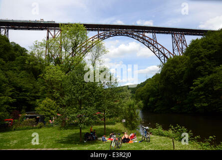 Vue de la passerelle parc sur pont de Müngsten. (Photo du 25 mai 2014). C'est le plus haut pont de chemin de fer en Allemagne. Banque D'Images