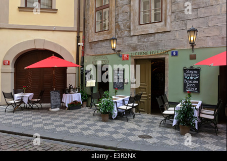 Un restaurant traditionnel dans une petite rue de la Ville Prague, République tchèque. Banque D'Images