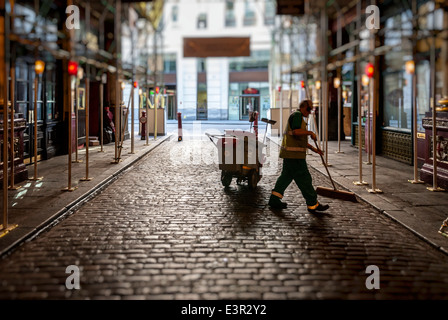 Road Sweeper, Leadenhall Market, Londres, Grande-Bretagne Banque D'Images