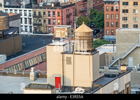 Vue sur les toits les toits Cuisine Hells avec de vieux château d'eau en bois towers & 8th Avenue de cour en arrière-plan La ville de New York Banque D'Images