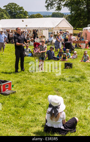 L'est du Devon. Le 21 juin 2014. Un jardin d'été partie et fete avec un jongleur hôtesse adultes et enfants avec un géant yoyo ect Banque D'Images