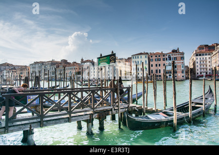 Venise, Italie-Mai 1,2014:les touristes, attendant d'être sur une gondole dans le célèbre Grand Canal de Venise au cours d'une journée ensoleillée Banque D'Images