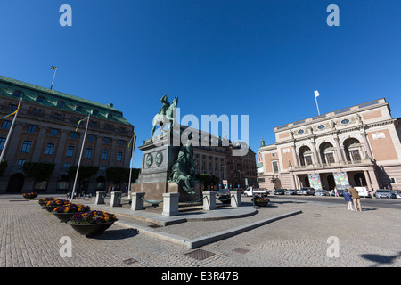 Le Gustav Adolfs Torg square avec une statue équestre de Gustav II Adolf et l'Opéra royal de Suède (Kungliga Operan), Banque D'Images