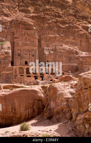 La Jordanie, Plaine, Petra, tombeau de l'urne et Al Mahkama (édifice) Banque D'Images