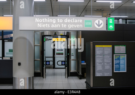 'Rien à déclarer' canal des douanes à l'aéroport de Schiphol Banque D'Images