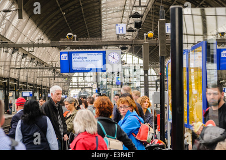 Passagers attendent sur une plate-forme à la gare de train Banque D'Images