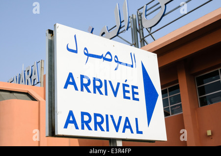 Panneau d'entrée en arabe, français et anglais sur l'entrée des arrivées de l'aéroport international de Menara Marrakech Maroc, Maroc Banque D'Images