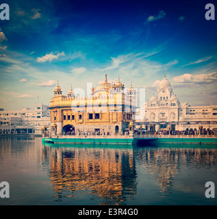 Retro Vintage style hipster image de voyage de l'Inde célèbre Golden Temple Sikh Gurdwara attraction (Harmandir Sahib). Amritsar Banque D'Images