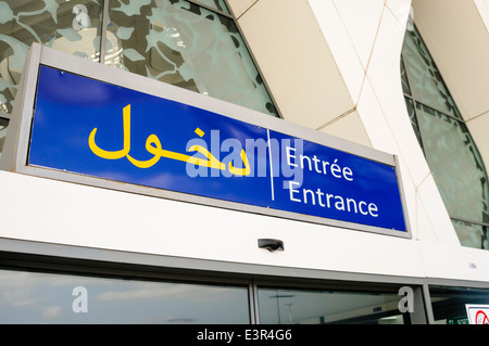 Panneau d'entrée en arabe, français et anglais sur l'entrée des arrivées de l'aéroport international de Menara Marrakech Maroc, Maroc Banque D'Images