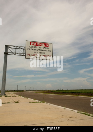 Grand panneau avertit qu'il est illégal de porter des armes à feu et de munitions en indiquant que le Mexique peine est la prison par la loi mexicaine. Banque D'Images