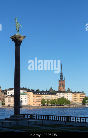 Colonne avec statue d'Engelbrekt Engelbrektsson et la vue de l'Église allemande à Gamla Stan Banque D'Images