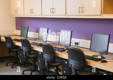 Classe d'informatique dans une école secondaire moderne. Banque D'Images