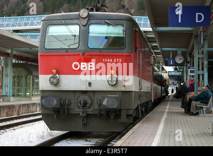 Locomotive de passager OBB 1144 273 en attente à la plate-forme numéro un à la gare principale dans la ville de Zell am See Autriche Europe UE 2013 Banque D'Images