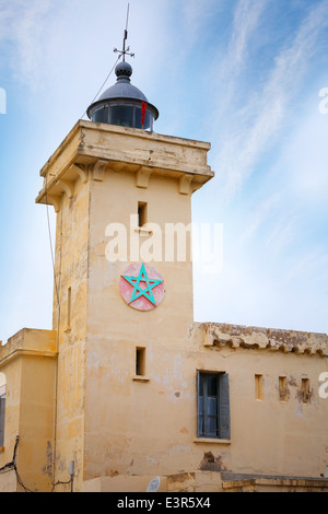 La tour phare jaune à Cap Malabata. Tanger, Maroc Banque D'Images