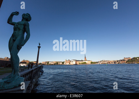 Chanson statue en face de l'Hôtel de Ville, avec la colonne d'Engelbrekt Engelbrektsson statue et Gamla Stan Banque D'Images