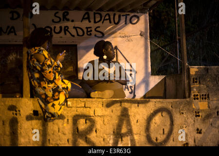 (140627) -- RIO DE JANEIRO, le 27 juin 2014 (Xinhua) -- Les résidants sont vus dans un bar dans la Favela Santa Marta, Rio de Janeiro, Brésil, le 26 juin 2014. Favela Santa Marta, fondée en 1920, est l'une des plus anciennes favelas de Rio de Janeiro. Il est devenu célèbre en 1996, quand l'Américain chanteur pop Michael Jackson a enregistré un clip à Santa Marta pour sa chanson 'Ils ne se soucient pas de nous." Après la pacification de l'unité de police (UPP) a pris le contrôle de Santa Marta en 2008, il est devenu un "modèle" pour tous les favelas de Rio de Janeiro et aussi un endroit pittoresque. (Xinhua/Guillermo Arias) Banque D'Images