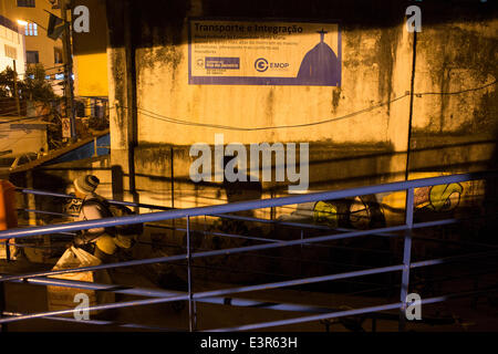 (140627) -- RIO DE JANEIRO, le 27 juin 2014 (Xinhua) -- un homme marche d'une station de métro dans la Favela Santa Marta, Rio de Janeiro, Brésil, le 26 juin 2014. Favela Santa Marta, fondée en 1920, est l'une des plus anciennes favelas de Rio de Janeiro. Il est devenu célèbre en 1996, quand l'Américain chanteur pop Michael Jackson a enregistré un clip à Santa Marta pour sa chanson 'Ils ne se soucient pas de nous." Après la pacification de l'unité de police (UPP) a pris le contrôle de Santa Marta en 2008, il est devenu un "modèle" pour tous les favelas de Rio de Janeiro et aussi un endroit pittoresque. (Xinhua/Guillermo Arias) Banque D'Images