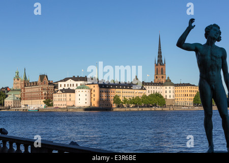 Chanson statue en face de l'Hôtel de Ville et de Gamla Stan Banque D'Images