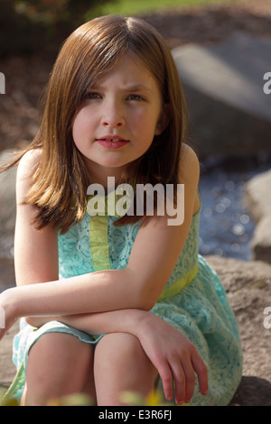 Portrait d'une jeune fille de détente en plein air dans sa robe de printemps Banque D'Images