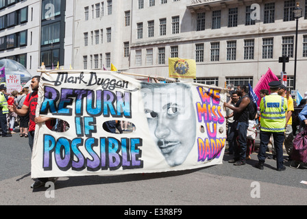 Le Plus de démonstration d'austérité & marche a lieu dans le centre de Londres. Mark Duggan banner Banque D'Images