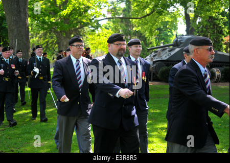 Les politiciens, les membres du public, des anciens combattants et des militaires assister à une cérémonie sur le 70e anniversaire du D-day. Banque D'Images