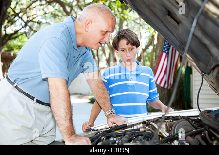 L'enseignement du père, son fils comment faire réparer l'automobile. Banque D'Images