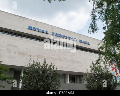 Royal Festival Hall titre logo haut sur l'extérieur du bâtiment sur la rive sud du remblai, Lambeth / Southwark, Londres, UK Banque D'Images