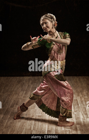 Vintage retro style image de jeune belle danseuse interprète de danse classique indienne Bharatanatyam dans Krishna poser Banque D'Images